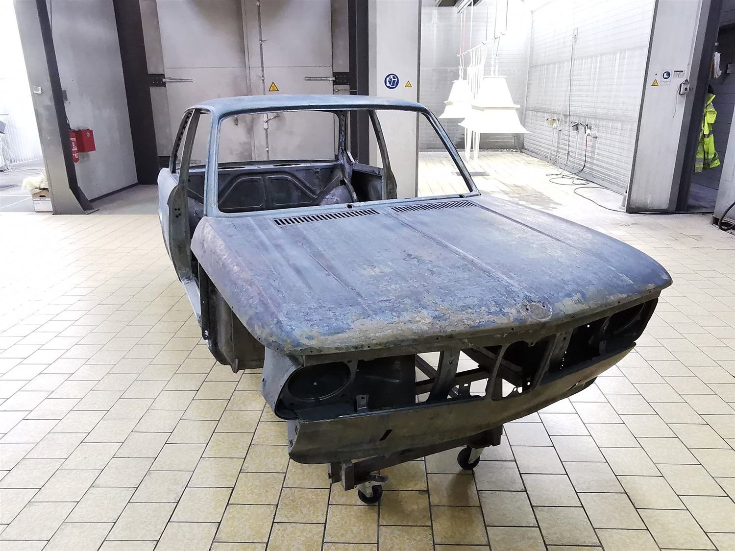 Vollständig entlackte Fahrzeugkarosserie