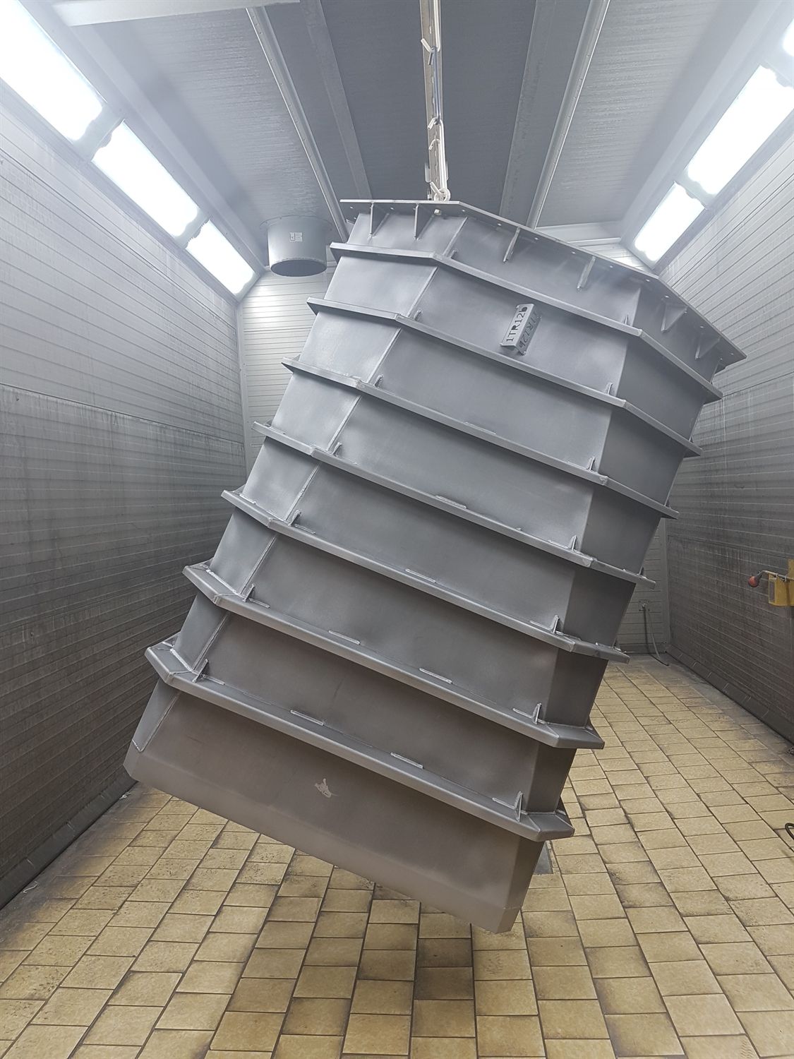 Großbauteil in der Strahlkabine