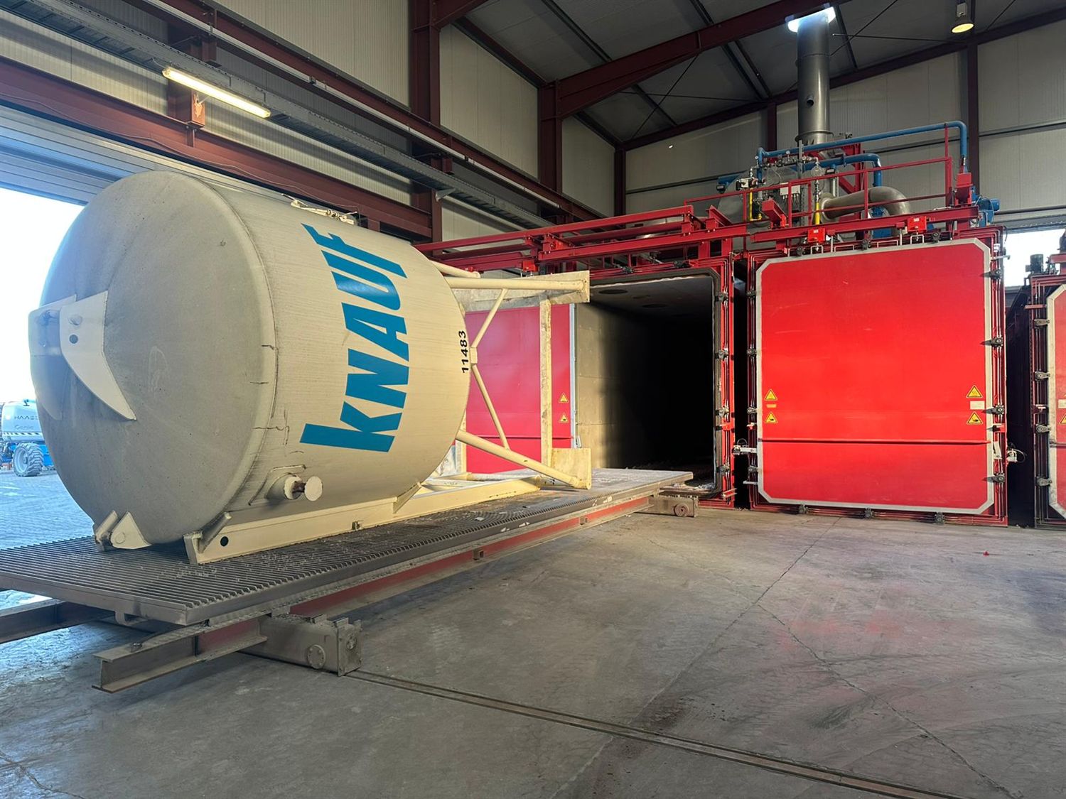 Bauteil vor dem glühenden Pyrolyseofen