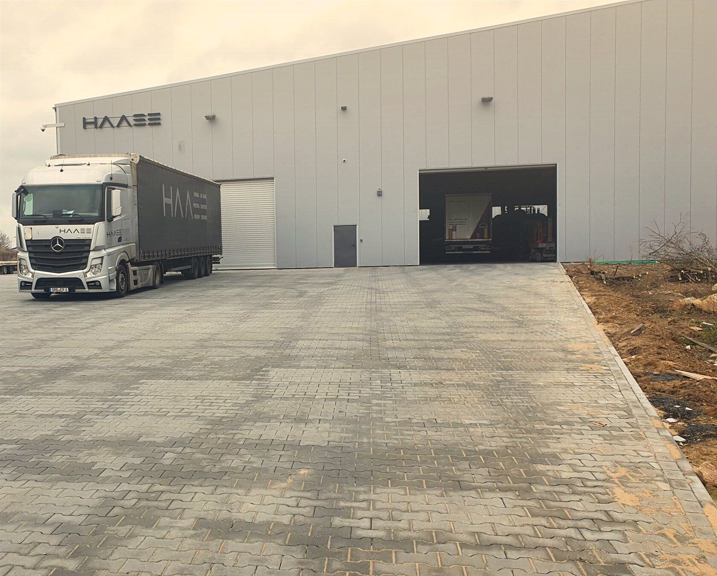 HAASE Betriebshalle mit Mercedes-Sattelzug am Standort Strausberg