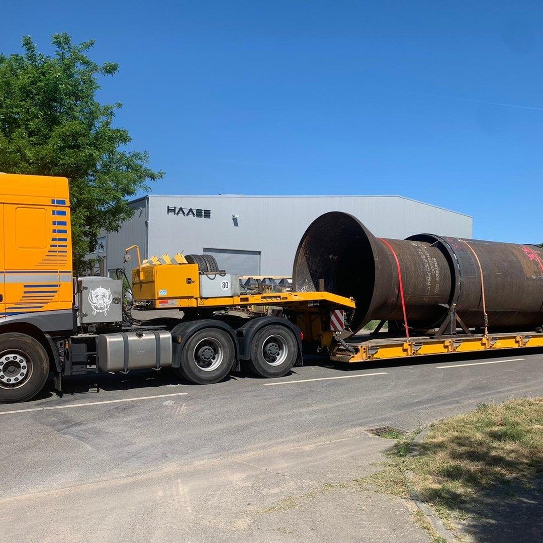 Schwertransport eines Großbauteils