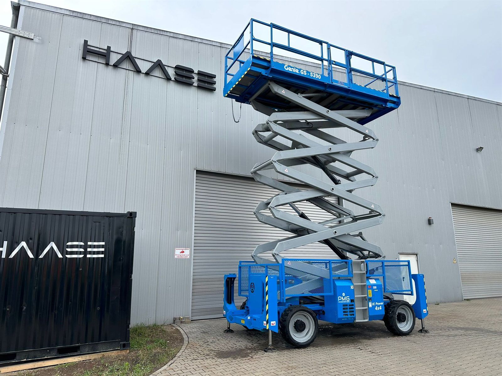 Hubarbeitsbühne vor der HAASE-Halle