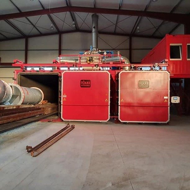 Rote Pyrolyseöfen in der Anlagenhalle